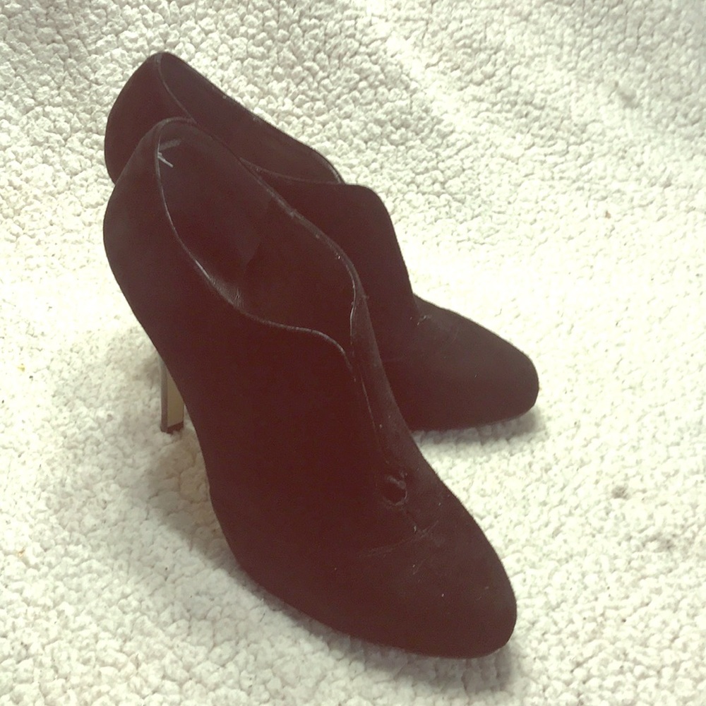 4” banana republic v-cut shootie heel
